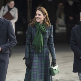 Nejen jednobarevnými outfity je člověk živ. Dokládají to i kostkované kabátové šaty od Alexandra McQueena, které Kate vynesla roku 2019 na slavnostní otevření muzea umění ve skotském Dundee.