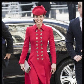 A Catherine Walker podruhé. Kabátové šaty od ní, hlavně ty červené, princezna z Walesu prostě miluje. A právem, udělají z vás královnu!