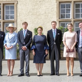 Jindřich a Maria Teresa jsou rodiči celkem pěti dětí - čtyř synů a jediné dcery. Na snímku společně se syny Vilémem (vpravo), který je otcovým následníkem, Felixem (vlevo) a Ludvíkem (třetí zleva), dcerou Alexandrou (druhá zleva) a snachou Stéphanií (druhá zprava).