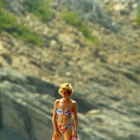 O rok později proto Diana pózovala ve stejných plavkách na stejném místě. A byl to pohled pro bohy.