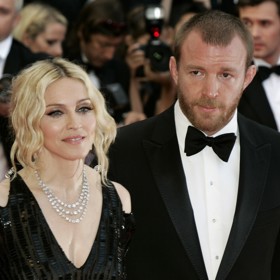 Zpěvačka Maddona a režisér Guy Ritchie byli svoji osm let.