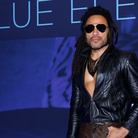 Zpěvák Lenny Kravitz zavítá ve středu 12. března do pražské O2 areny v rámci turné Blue Electric Light. V Česku vystupuje pravidelně, loni to rozjel na festivalu Colours of Ostrava. 