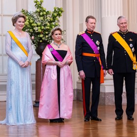 Majetek v hodnotě 4 miliard dolarů mají uložený především v pozemcích a nemovitostech, ale také ve špercích, které dávají na odiv během státních banketů, jako například při setkání s belgickým králem Filipem (vpravo) a jeho chotí Mathildou (vlevo).