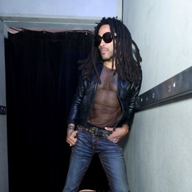 Vedle jeho muzikantských schopností budete moci bezpochyby obdivovat i jeho neskutečnou postavu. Tu při koncertech rád ukazuje v hlubokých rozhalenkách nebo ještě lépe síťovaných košilích.