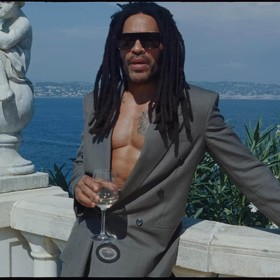 Šedesátník Lenny Kravitz je hotovým zázrakem přírody. A to nejen proto, že stále neslevuje ze svých muzikantských aktivit, ale hlavně proto, jak vypadá.
