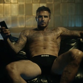 Díky píli v posilovně se stal David Beckham na prahu padesátky tváří (a tělem) nové kampaně prestižní značky spodního prádla.