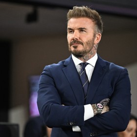 Bývalý fotbalista David Beckham je dokonalým ztělesněním moderního spornosexuála. Rád si buduje svalovou hmotu, sdílí své pokroky i cvičení na sociálních sítích, a co víc, má už vlastní řadu fitness produktů.