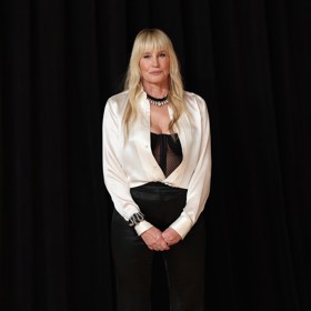 Herečka Daryl Hannah zaujala na Oscarech 2025 nejen řečí na podporu Ukrajiny, ale také odvážným síťovaným korzetem v kombinaci s hedvábným bílým sáčkem a kalhotami ze stejného materiálu.