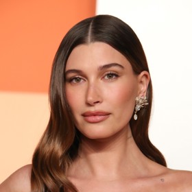 Modelka Hailey Bieber si v odstínu Mocha Mousse nejčastěji líčí rty, které vždy orámuje tužkou.