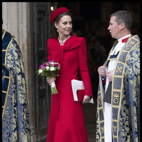 Pro tuto příležitost si zvolila šarlatové kabátové šaty Catherine Walker z její kolekce pro podzim a zimu 2020. Po kolena dlouhý kousek na sobě měla už potřetí. Tentokrát ho doplnila semišovými lodičkami Gianvito Rossi za 19 tisíc korun a psaníčkem Miu Miu zhruba ve stejné ceně.