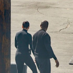 Tajemná kráska se podobá Biance Censori. 