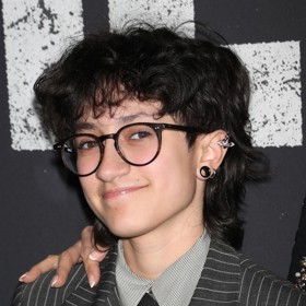 Emme se už skoro tři roky prezentuje jako nebinární osoba, byť se narodilo jako dívka. Má dvojče Maxe, rádo zpívá a jeho tátou je hereččin třetí exmanžel, zpěvák Marc Anthony.