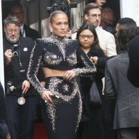 Jennifer, která na divadelní premiéře Othella zářila v černém kompletu bohatě zdobeného topu a sukně, nikdy nebinární status svého potomka nepotvrdila, ale od roku 2022 o něm mluví jako o nich.