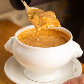 Legendární račí polévka Zdeňka Pohlreicha s Armagnacem a raviolkami