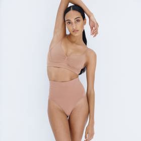 Základním kamenem by mělo být spodní prádlo. Sladěné, samozřejmě. (komplet H&M)