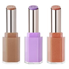 Fenty Beauty Gloss Bomb Stix s třpytkami v odstínech Fenty Glow, Icy Amethy$t a C U in Maui (zleva). Prodává Sephora za 620 Kč