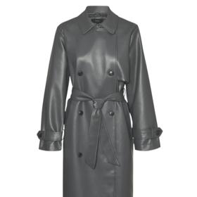 Krásný a cenově dostupný koženkový kabát střihu trenčkotu prodává značka Only za 2 099 Kč.