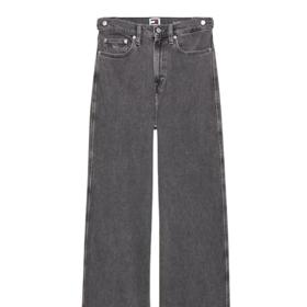 Kvalitní a skvěle padnoucí džíny se širokými nohavicemi jsem našla u značky Tommy Hilfiger. Pořídíte je za 2 799 Kč v multibrandovém obchodním domě Peak&Cloppenburg.