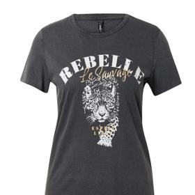 Tričko s potiskem je příjemně osvěžujícím prvkem, který využijete v mnoha jarních outfitech. Toto je od značky Only a stojí 450 Kč.