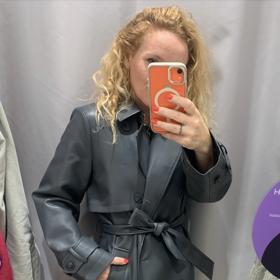 Elegantní, přitom stylově odlehčený. To je módní trenčkot z umělé kůže v šedém provedení.