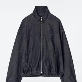 Oversize bomber z indigo denimu, COS, 2 500 Kč