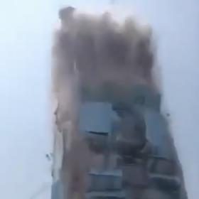 Jeden z panelových domů se během zemětřesení zhroutil jako domeček z karet.