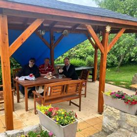 Dřevěná pergola láká k návštěvám u kafíčka a koláčů. 