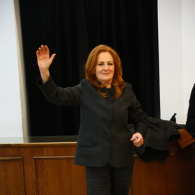 Simona Stašová ve svém druhém outfitu večera, kostýmku s proužky. 