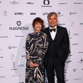 Jiří Macháček s partnerkou Kristinou Dufkovou, která si pro Českého lva došla v černo-bílých vzorovaných šatech.