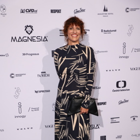 Životní láska Jiřího Macháčka vynesla na České lvy černo-bílou vzorovanou róbu z ateliéru Leeda. 