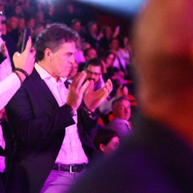 Jaromír Jágr tleská vestoje.