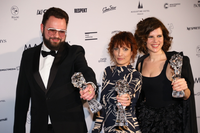 FOTO: Partnerka Jiřího Macháčka (uprostřed). – stránka 281