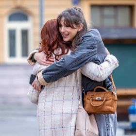 Nyní se Anča a Sára po letech opět setkávají. Jaké má Sára novinky? A proč vlastně vyhledala Anču? 