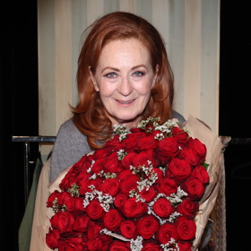 Simona Stašová oblékla šedý svetr s dlouhým rukávem a zelené khaki kalhoty. 