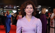 Martha Issová na červeném koberci.