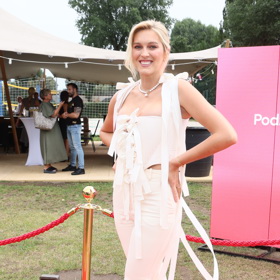 Zorka Hejdová nás inspirovala ve smetanovém modelu, kterému vévodil korzet s mašlemi a dlouhými stuhami.