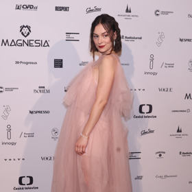 Záplava pudrově růžového tylu, do kterého se na Českých lvech 2025 zahalila herečka Beáta Kaňoková, bude letos na jaře trendy.