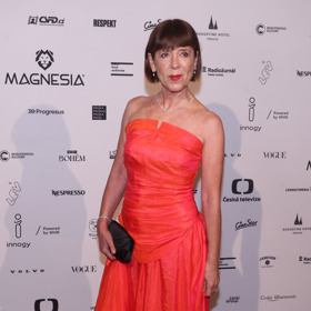 Andrea vynesla subtilní, ale luxusní diamantový set sestávající se z náhrdelníku, náramku, náušnic a prstenu.