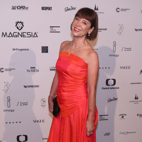 Manželka Jiřího Bartošky Andrea na Českých lvech vynesla šaty ve výrazné oranžové, která nás letos také bude provázet.