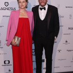 Kryštof Mucha v doprovodu manželky Dariny, která vynesla kombinaci rudých šatů a růžového saka. 