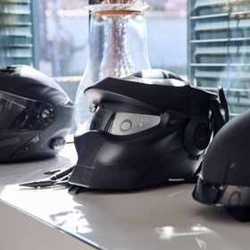 Zvláštní výzdoba obývacího pokoje - helmy