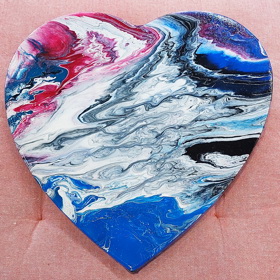 Adélka začala malovat už v 18 měsících prstovými barvami a temperami.