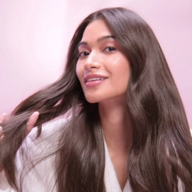 Pro docílení „glass hair“ efektu, který je aktuálním vlasovým trendem, je potřeba mít vlasy zregenerované. 