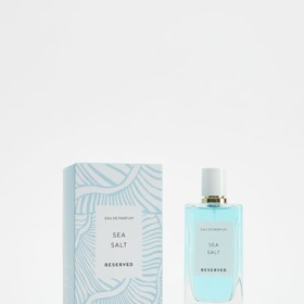 I polská módní značka Reserved svou nabídku rozšířila o parfémy. Tato parfémovaná voda dostala název Sea Salt a už při prvním přičichnutí ucítíte tóny hrušky, bergamotu, pomeranče a zelených listů. Svěžest se kombinuje s podmanivostí jasmínu, hřebíčku, růže a fialky, kterou zdůrazňuje pačule, cedrové dřevo a pižmo. Cena za tento parfém se podle velikosti flakonu pohybuje od 359 do 559 Kč.