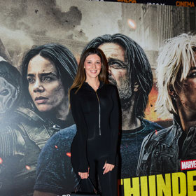 Karolína Jasmína Matějovská vynesla černý upnutý overal, černé semišové kozačky a černou koženou kabelku. 