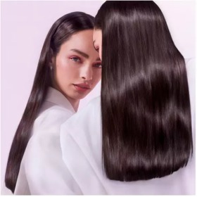 Efekt vlasů lesklých jako naleštěné sklo se nejlépe vyjímá na uhlazených vlasech.