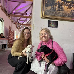 Anička Slováčková se svou fenkou Jindřiškou, Veronika Nováková z Lifee se svým pejskem Čendou.
