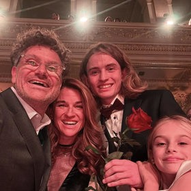 Syn Hynek měl v loňském roce maturitní ples, teď vylétl z hnízda. 