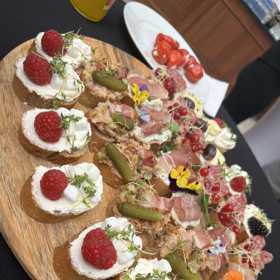 Josef Maršálek vzal do hry také jedlé květiny. 