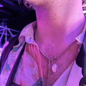 Frontman Bert & Friends, Albert, nám ukázal ametyst pro štěstí, který si vypůjčil od své tchyně. 